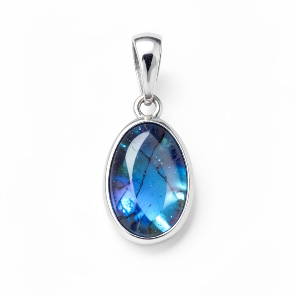 Pendentif en labradorite ovale monté sur une bélière argentée avec des reflets bleutés